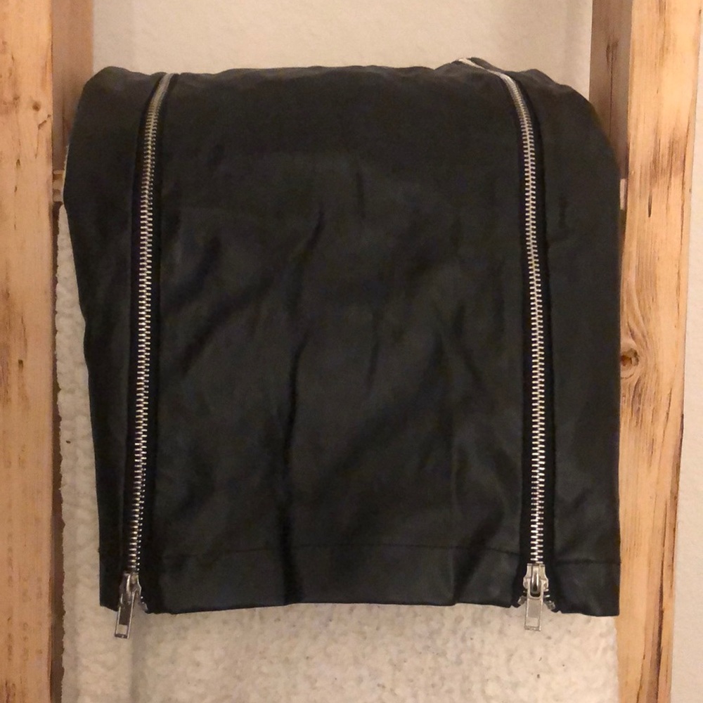 Leather skirt with zippers